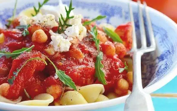 Pasta asciutta ceci pomodoro crudo e ricotta
