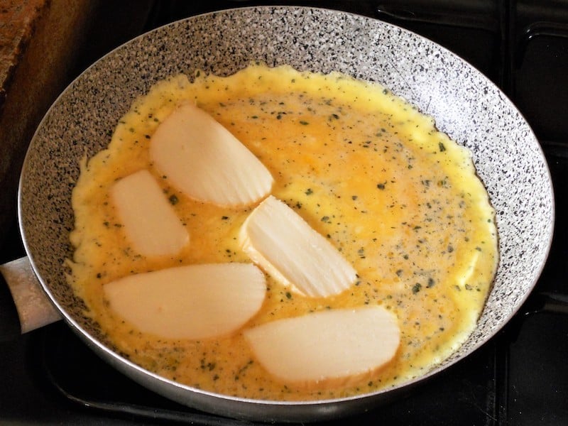 Omelette con carciofi e scamorza affumicata