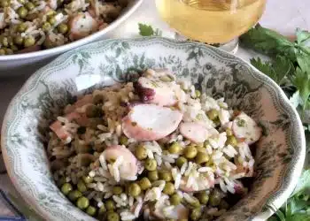 Riso freddo in insalata totani e piselli. Ricetta.