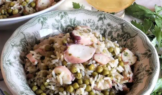Riso freddo in insalata totani e piselli. Ricetta.