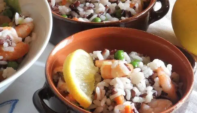 Insalata riso venere riso bianco e mazzancolle