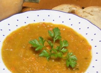 Crema di zucca piccante con salsa al curry Crema di zucca piccante con salsa al curry