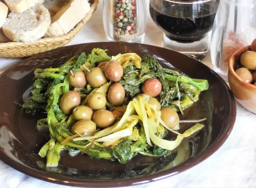 Broccoletti e porri in padella con olive