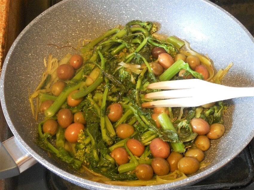 Broccoletti e porri in padella con olive 3