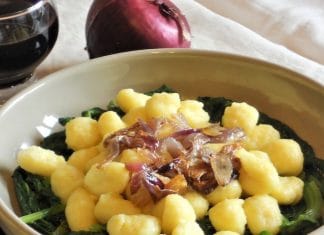 Cime di rapa gnocchi con cipolle croccanti Cime di rapa gnocchi con cipolle croccanti ricetta