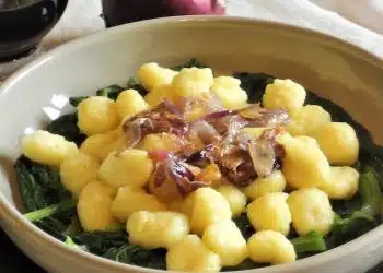 Cime di rapa gnocchi con cipolle croccanti ricetta