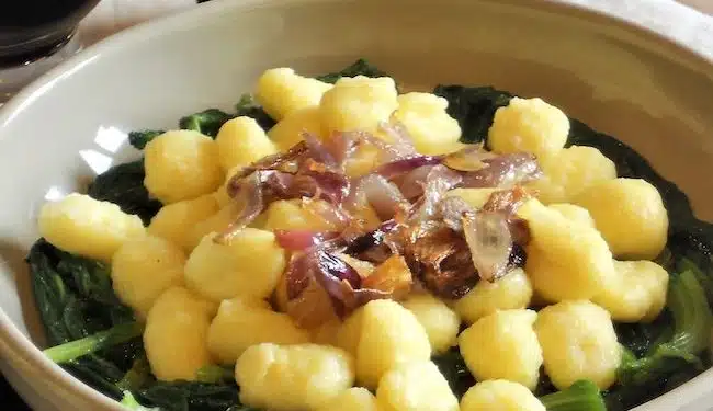 Cime di rapa gnocchi con cipolle croccanti ricetta