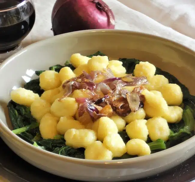 Cime di rapa gnocchi con cipolle croccanti ricetta
