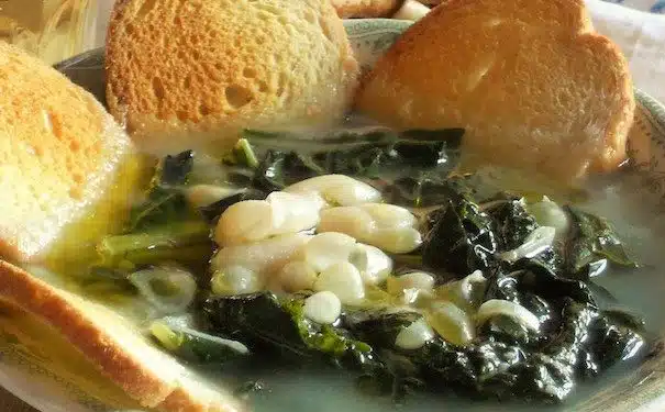 Zuppa toscana con cavolo nero e fagioli cannellini
