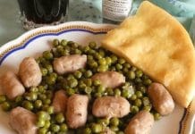 Salsiccia di vitello e piselli in padella. Piatto facile salsiccia di vitello e piselli in padella