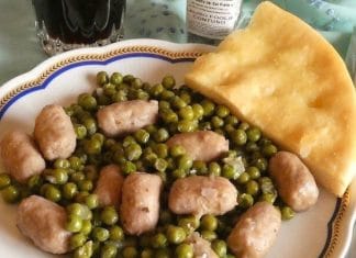 Salsiccia di vitello e piselli in padella. Piatto facile salsiccia di vitello e piselli in padella