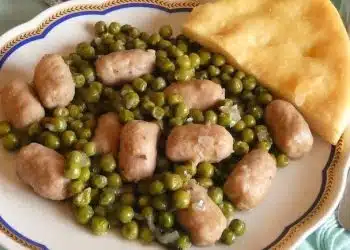 salsiccia di vitello e piselli in padella