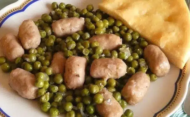 salsiccia di vitello e piselli in padella