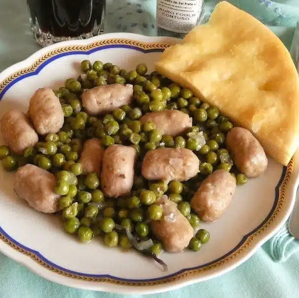 salsiccia di vitello e piselli in padella