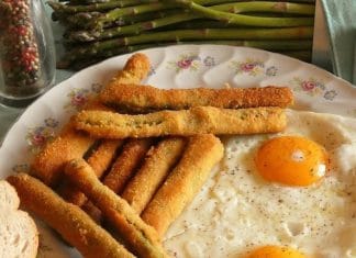 Asparagi dorati e panati con le uova alla Bismarck. Ricetta Asparagi dorati e panati con le uova
