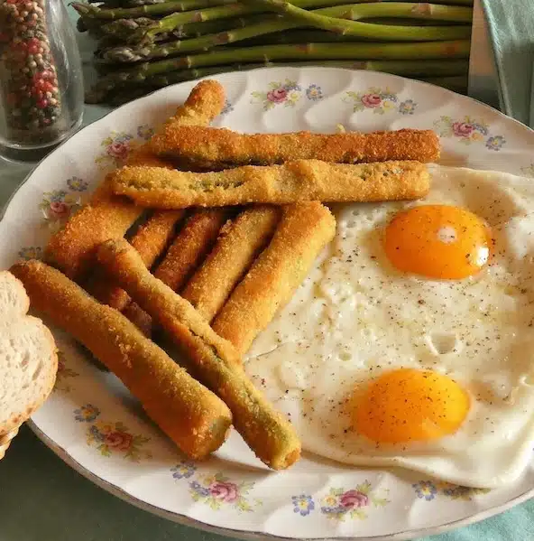 Asparagi dorati e panati con le uova