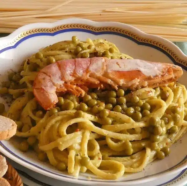 linguine-con-crema-di-piselli-e-gamberoni-al-forno
