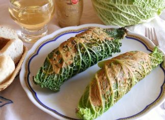 Wurstel con verza. Involtini al forno. Ricetta Wurstel con verza Involtini al forno