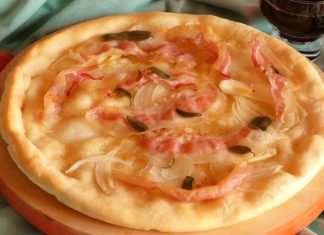 Focaccia casalinga, pancetta cipolla e salvia. Ricetta focaccia casalinga pancetta cipolla salvia ricetta