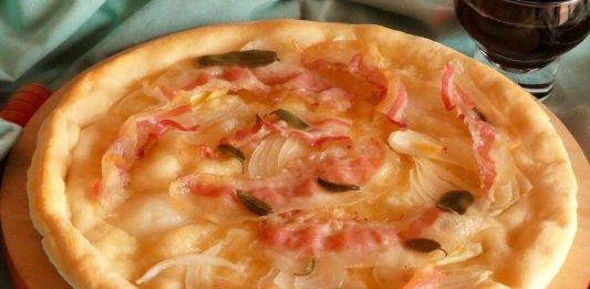 Focaccia casalinga, pancetta cipolla e salvia. Ricetta focaccia casalinga pancetta cipolla salvia ricetta