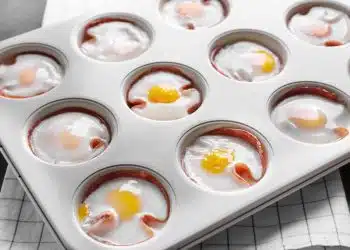 Muffinprosciutto al forno ripieno di uova
