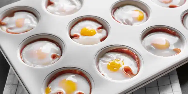 Muffinprosciutto al forno ripieno di uova
