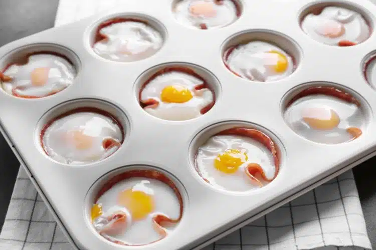 Muffinprosciutto al forno ripieno di uova