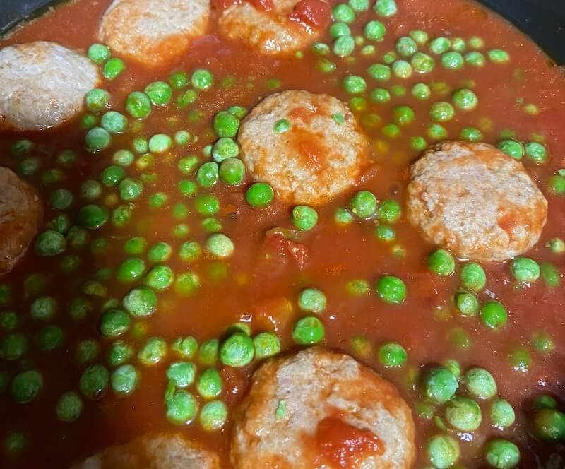 Ricetta sugo di pomodoro con polpette e piselli