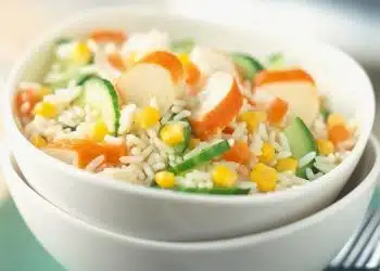 Riso freddo con surimi e cetrioli