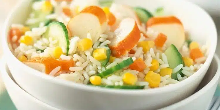 Riso freddo con surimi e cetrioli