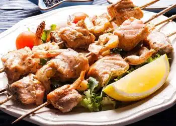 spiedini di salmone e gamberi ricetta