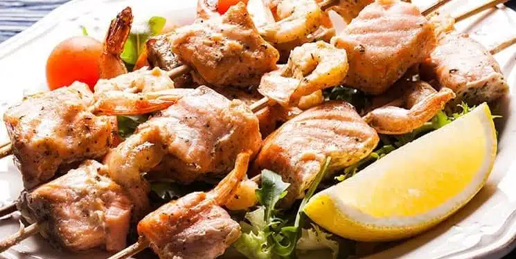 spiedini di salmone e gamberi ricetta