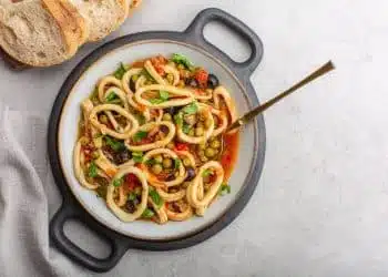 calamari con piselli pomodoro e olive