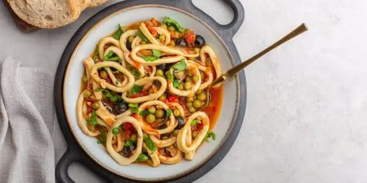 calamari con piselli pomodoro e olive
