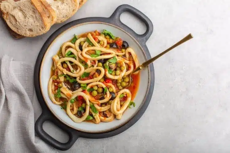 calamari con piselli pomodoro e olive