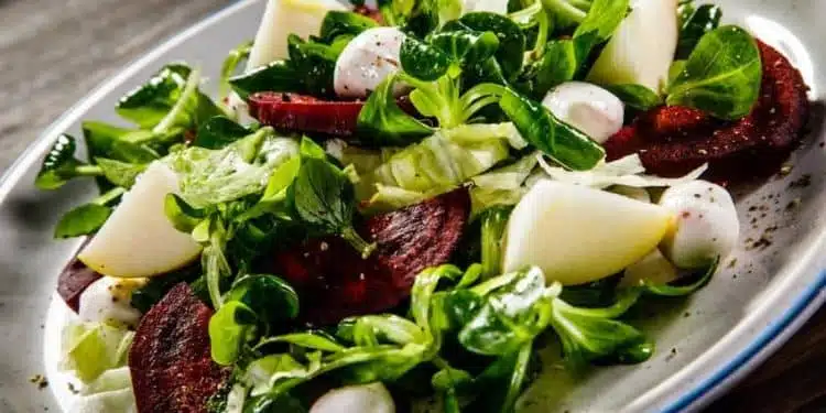 insalata invernale barbabietola mele mozzarella
