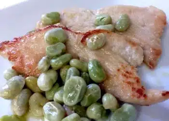 fesa di tacchino a fette e fave in padella