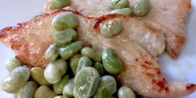 fesa di tacchino a fette e fave in padella