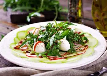 Antipasto estivo ravanelli cetrioli mozzarella e balsamico