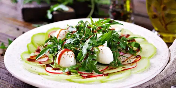 Antipasto estivo ravanelli cetrioli mozzarella e balsamico