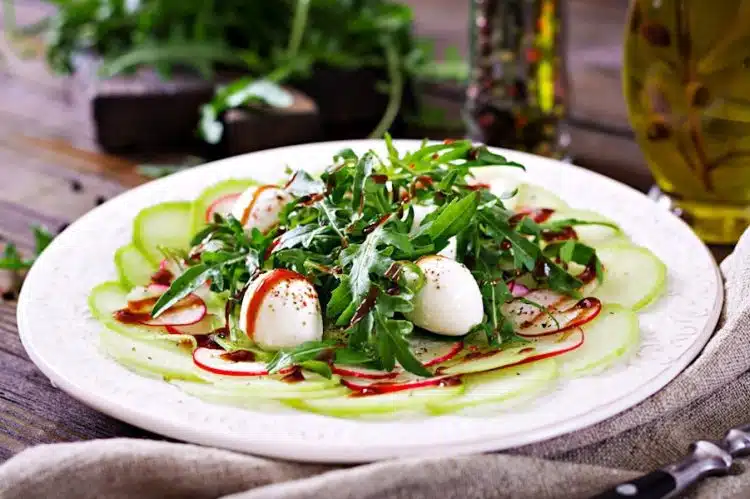 Antipasto estivo ravanelli cetrioli mozzarella e balsamico