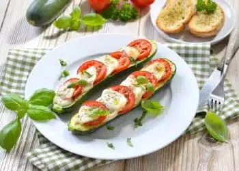 Zucchine ripiene mozzarella pomodoro