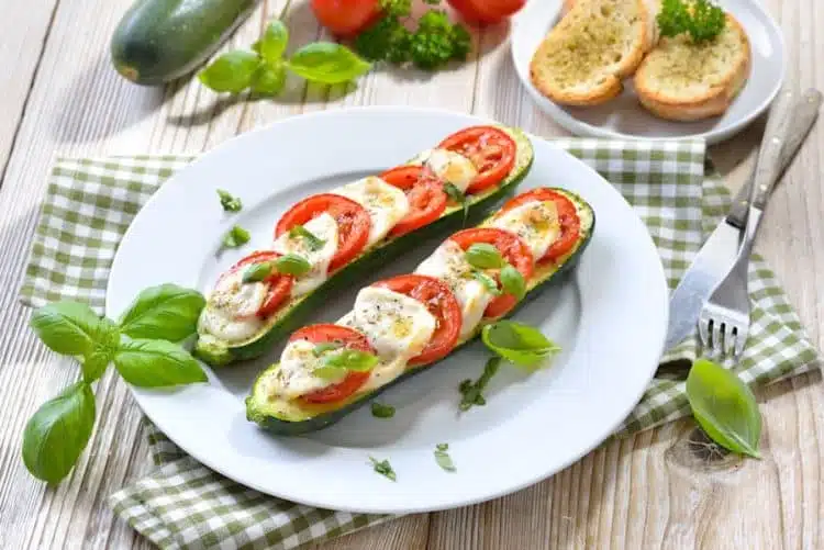 Zucchine ripiene mozzarella pomodoro