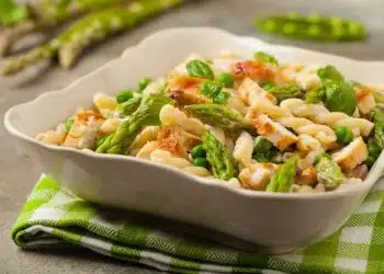 insalata di pollo pasta e asparagi