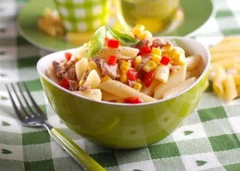 Insalata di pasta fredda tonno mais e peperoni in scatola