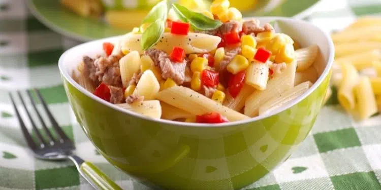 Insalata di pasta fredda tonno mais e peperoni in scatola