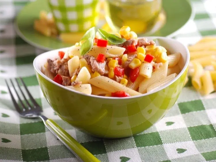 Insalata di pasta fredda tonno mais e peperoni in scatola