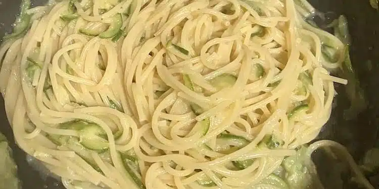 Pasta e zucchine in padella cremosa e sfiziosa
