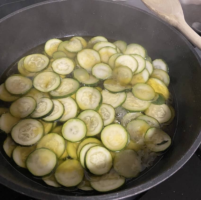 pasta in padella zucchine condimento