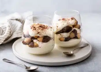tiramisu senza uova con biscotti bianchi e neri